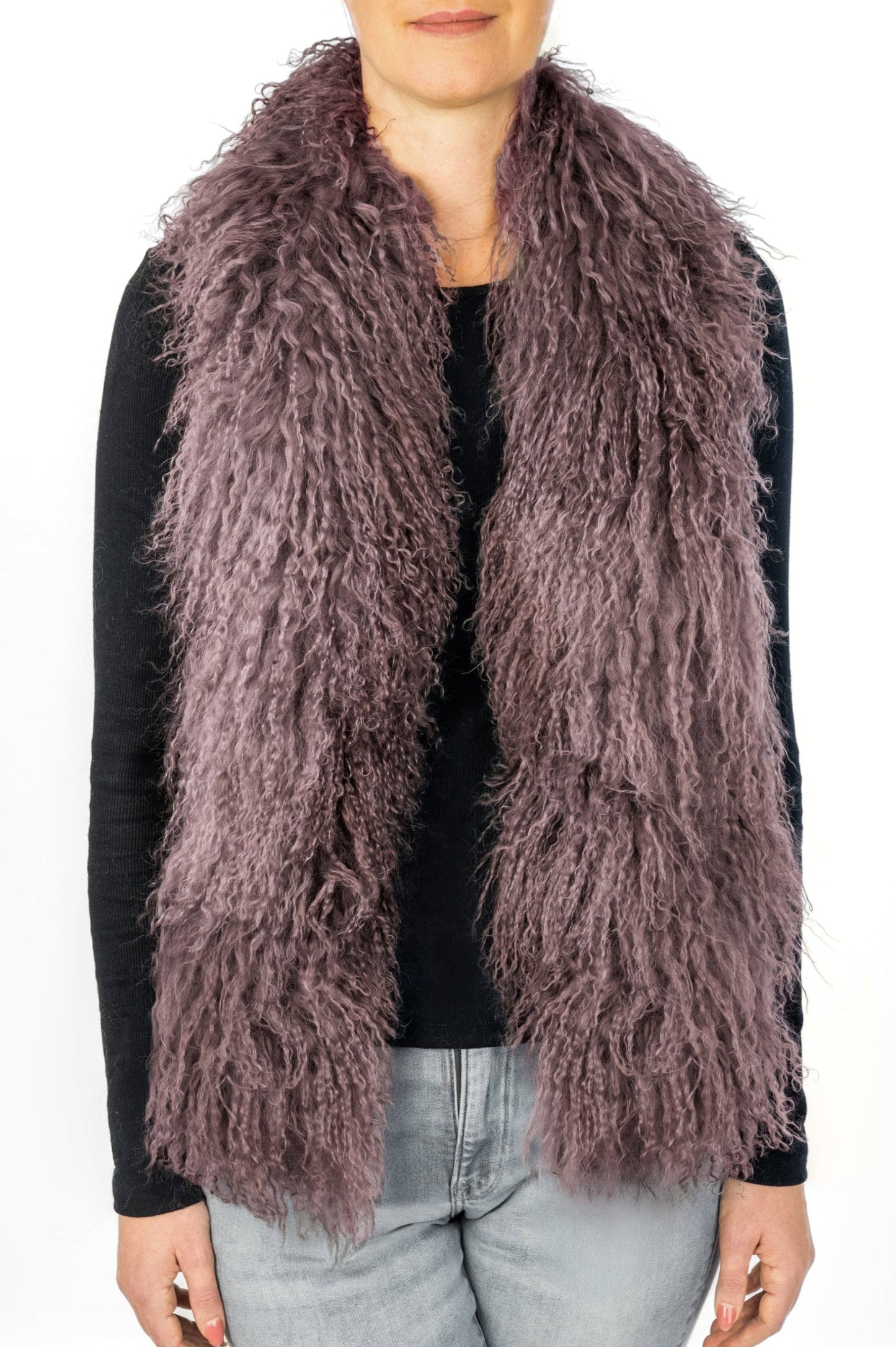 BOA Schal in purple Ton aus echtem Tibetlammfell, der über die Schultern einer Frau drapiert ist. Sie trägt ein schwarzes Oberteil und Jeans; der neutrale Hintergrund lässt das Accessoire hervortreten.