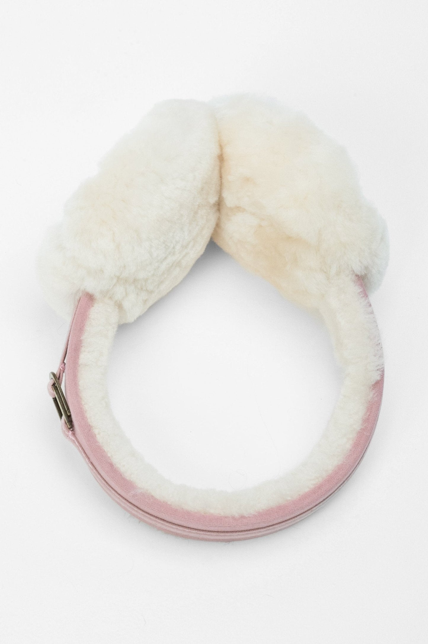 Ohrenschützer aus beigefarbenem Fell mit weichem, flauschigem Design aus rosa, die in einem minimalistischen Stil vor hellem Hintergrund präsentiert werden.