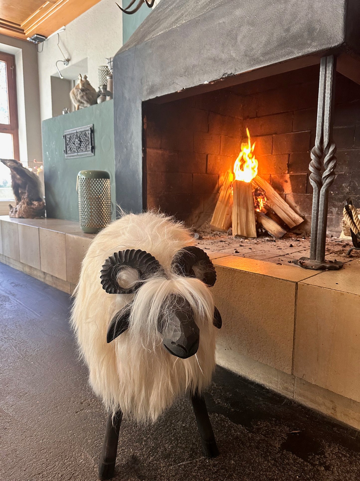 Großer Schafhocker Fichtenholz echtes Islandfell Dekoration Chalet Hüttendeko Kinderhocker handgeschnitzt Design schwarz-weiß