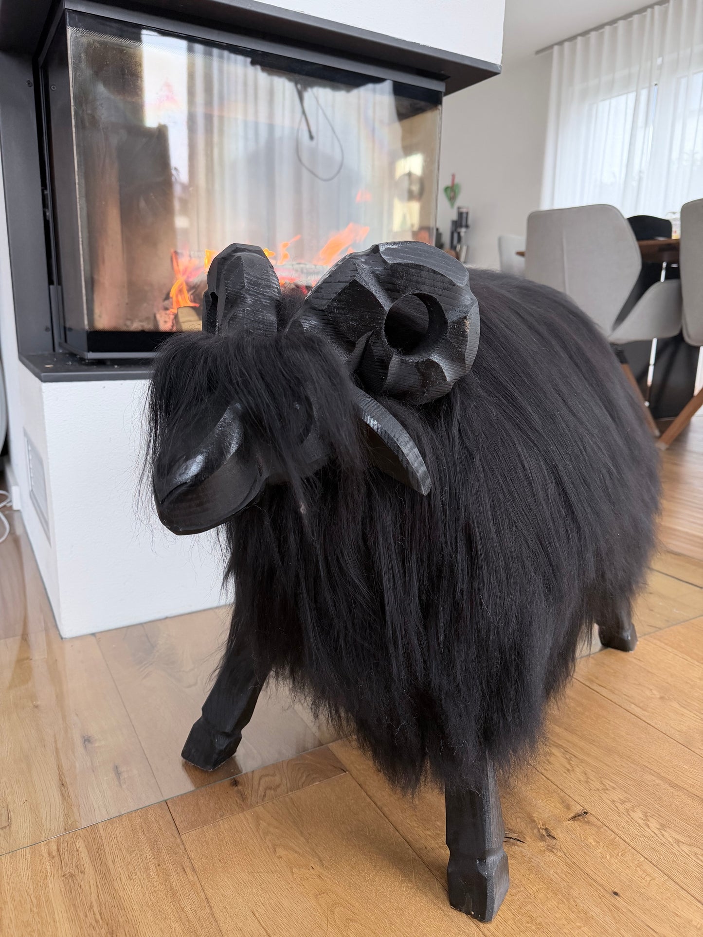 Großer Schafhocker Fichtenholz echtes Islandfell Dekoration Chalet Hüttendeko Kinderhocker handgeschnitzt Design schwarz