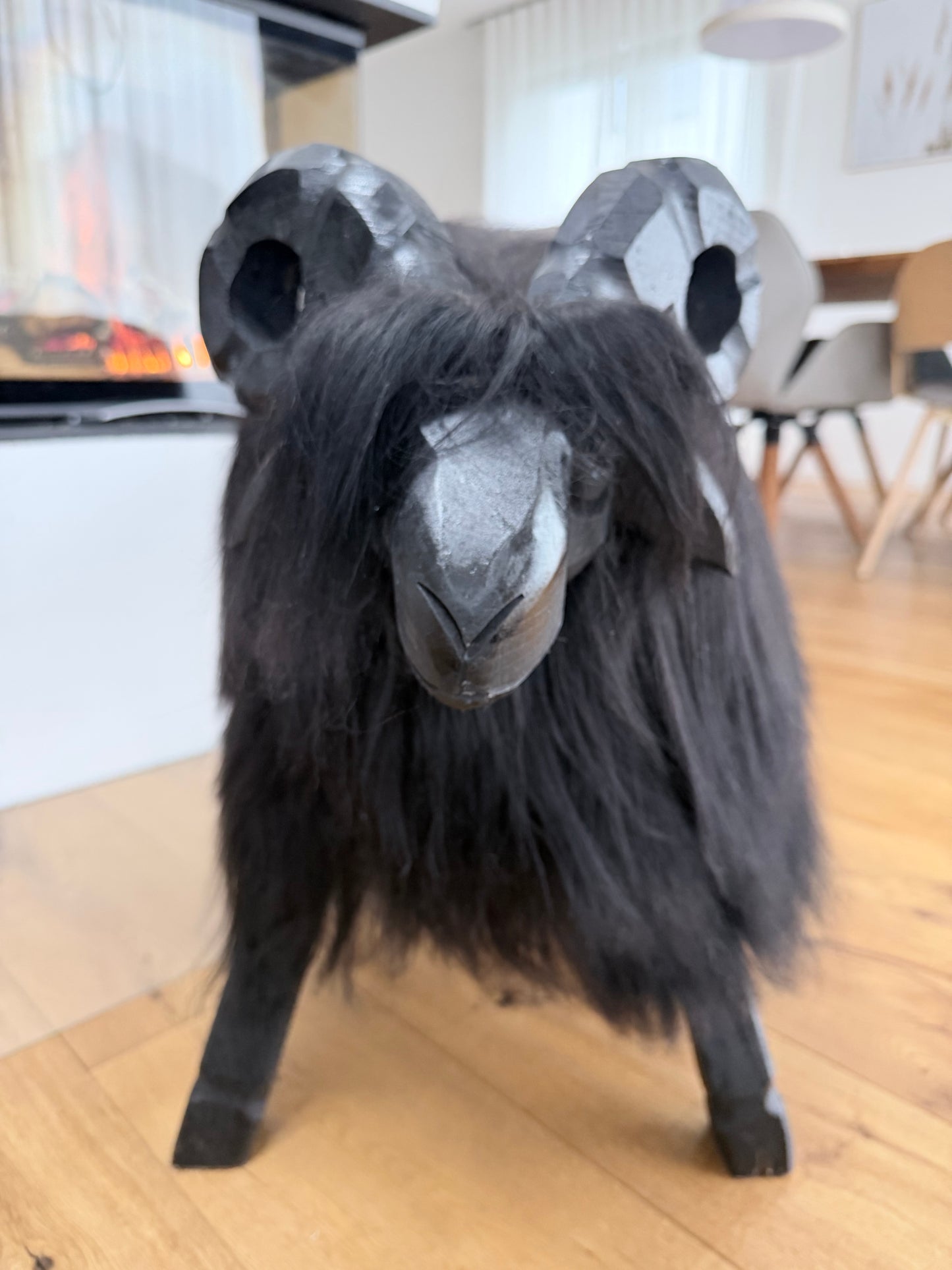 Großer Schafhocker Fichtenholz echtes Islandfell Dekoration Chalet Hüttendeko Kinderhocker handgeschnitzt Design schwarz