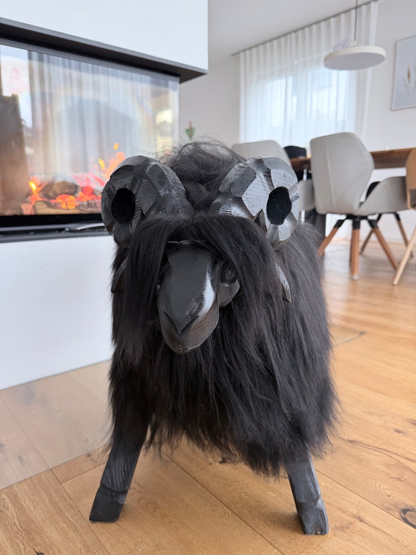 Großer Schafhocker Fichtenholz echtes Islandfell Dekoration Chalet Hüttendeko Kinderhocker handgeschnitzt Design schwarz