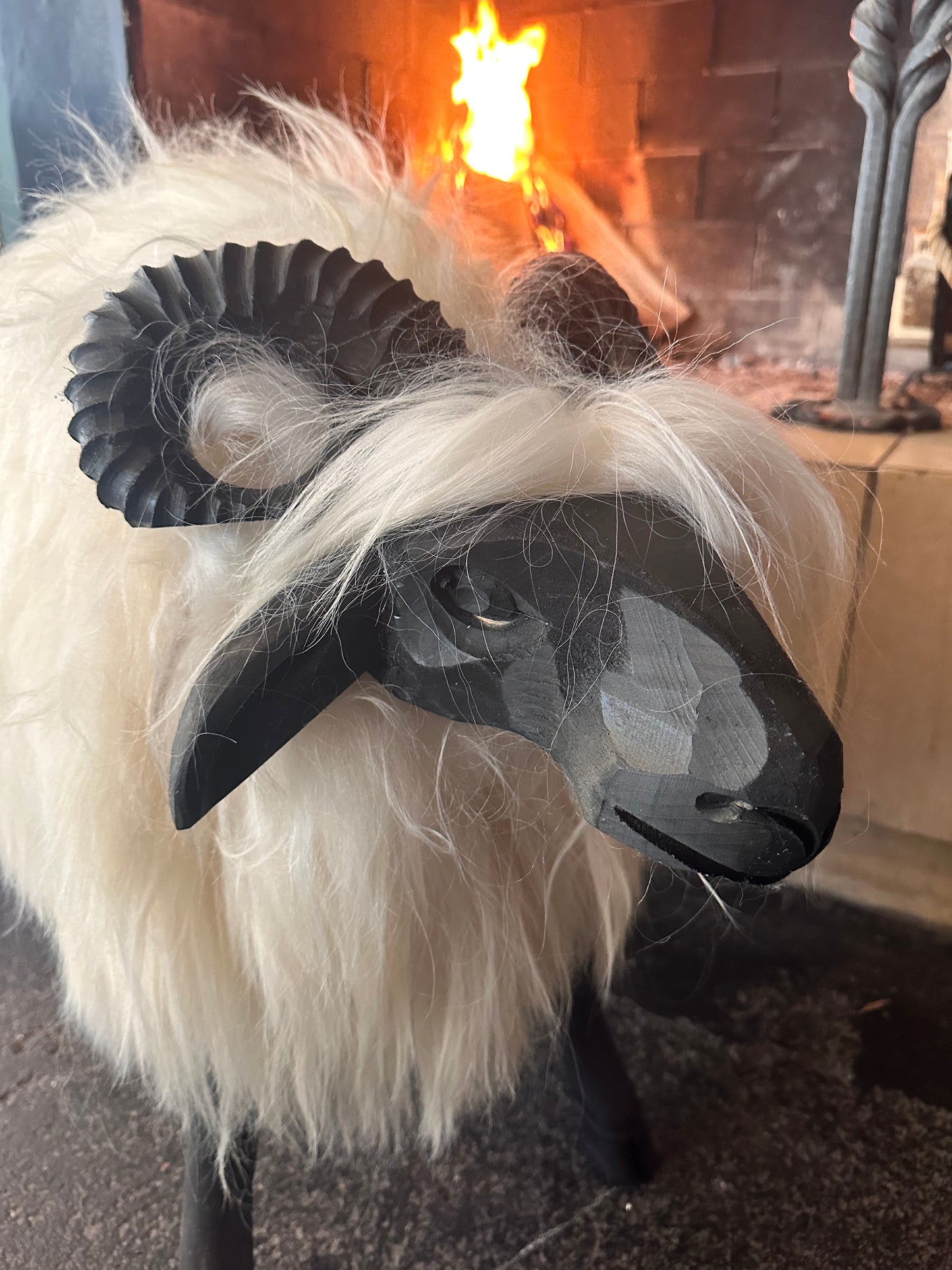 Großer Schafhocker Fichtenholz echtes Islandfell Dekoration Chalet Hüttendeko Kinderhocker handgeschnitzt Design schwarz-weiß