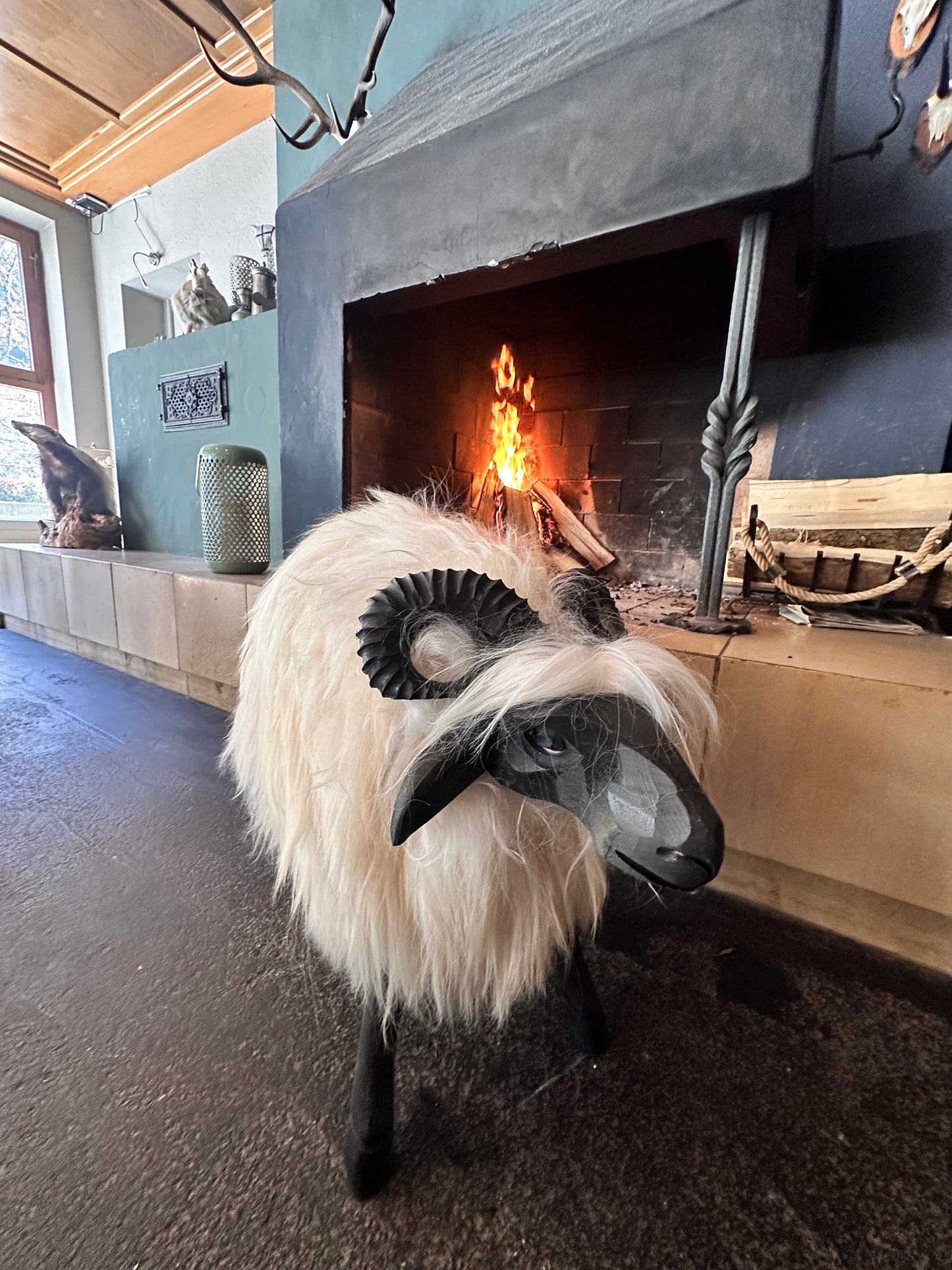 Großer Schafhocker Fichtenholz echtes Islandfell Dekoration Chalet Hüttendeko Kinderhocker handgeschnitzt Design schwarz-weiß