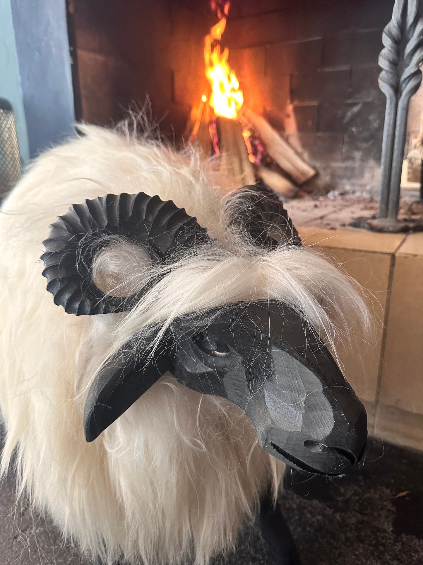 Großer Schafhocker Fichtenholz echtes Islandfell Dekoration Chalet Hüttendeko Kinderhocker handgeschnitzt Design schwarz-weiß