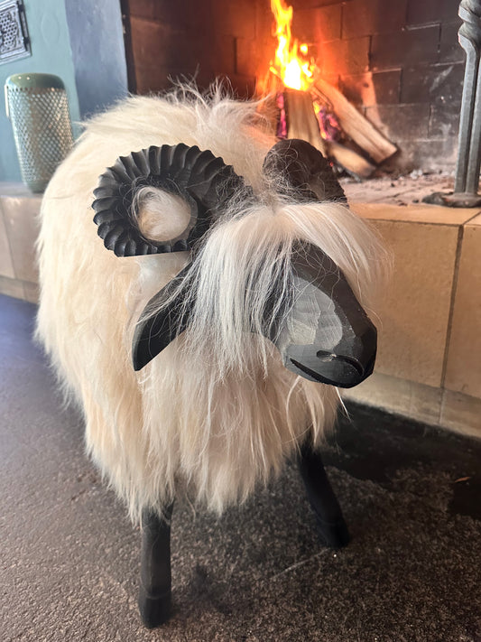 Großer Schafhocker Fichtenholz echtes Islandfell Dekoration Chalet Hüttendeko Kinderhocker handgeschnitzt Design schwarz-weiß
