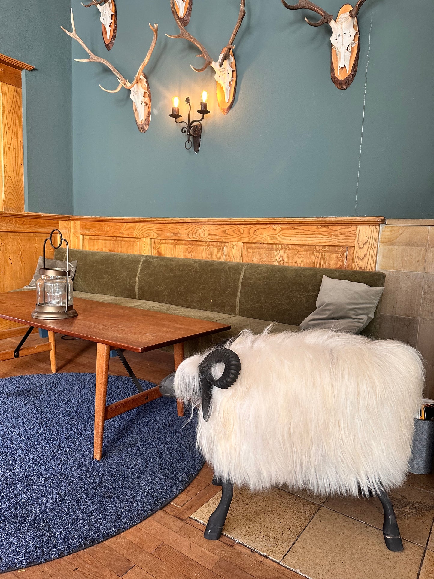 Großer Schafhocker Fichtenholz echtes Islandfell Dekoration Chalet Hüttendeko Kinderhocker handgeschnitzt Design schwarz-weiß