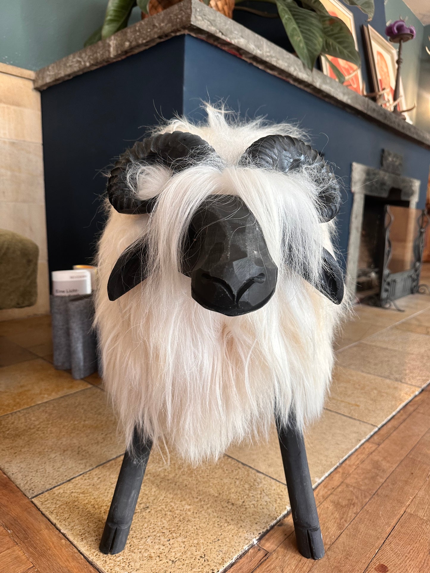 Großer Schafhocker Fichtenholz echtes Islandfell Dekoration Chalet Hüttendeko Kinderhocker handgeschnitzt Design schwarz-weiß