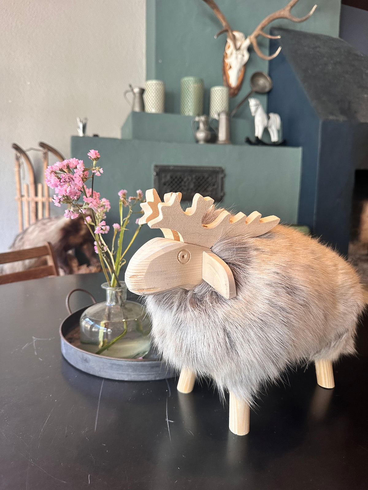 Holzhirsch Elch mit echtem Fell und Fichtenholz nordische skandi Boho – LIRA Deko