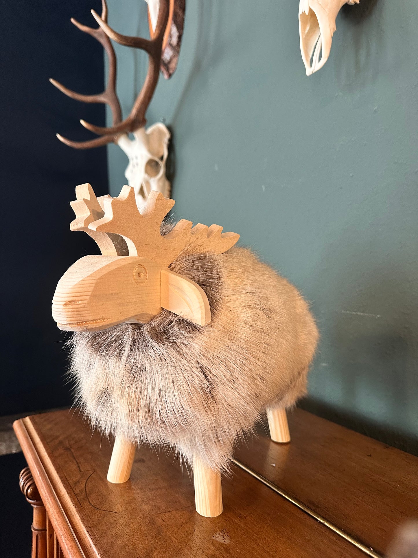 Holzhirsch Elch mit echtem Fell und Fichtenholz nordische skandi Boho Deko handmade