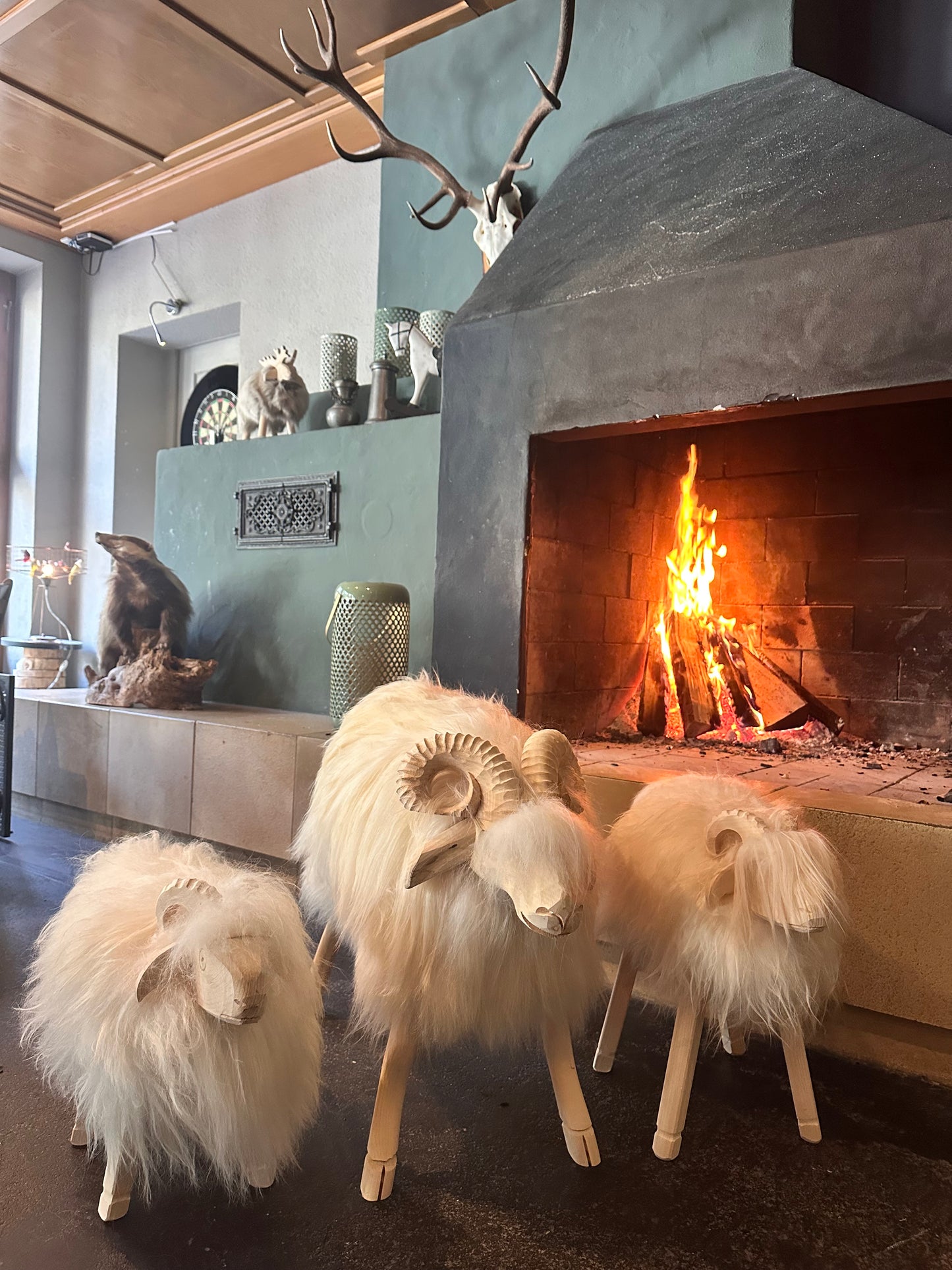 Schafhocker aus Fichtenholz echtes Islandschaffell Dekoration Chalet Hüttendeko Kinderhocker handgefertigt 3er SET