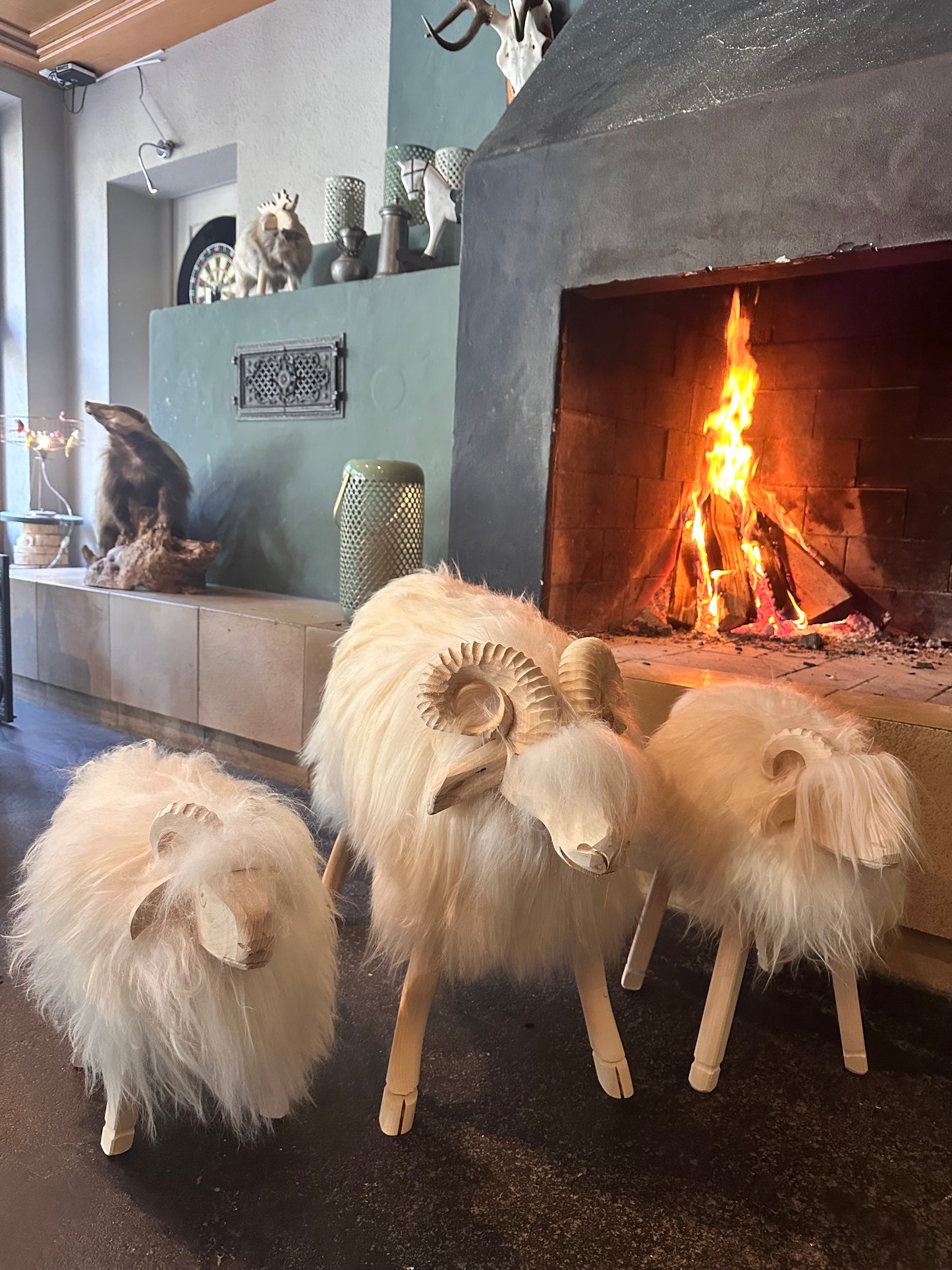 Schafhocker aus Fichtenholz echtes Islandschaffell Dekoration Chalet Hüttendeko Kinderhocker handgefertigt 3er SET