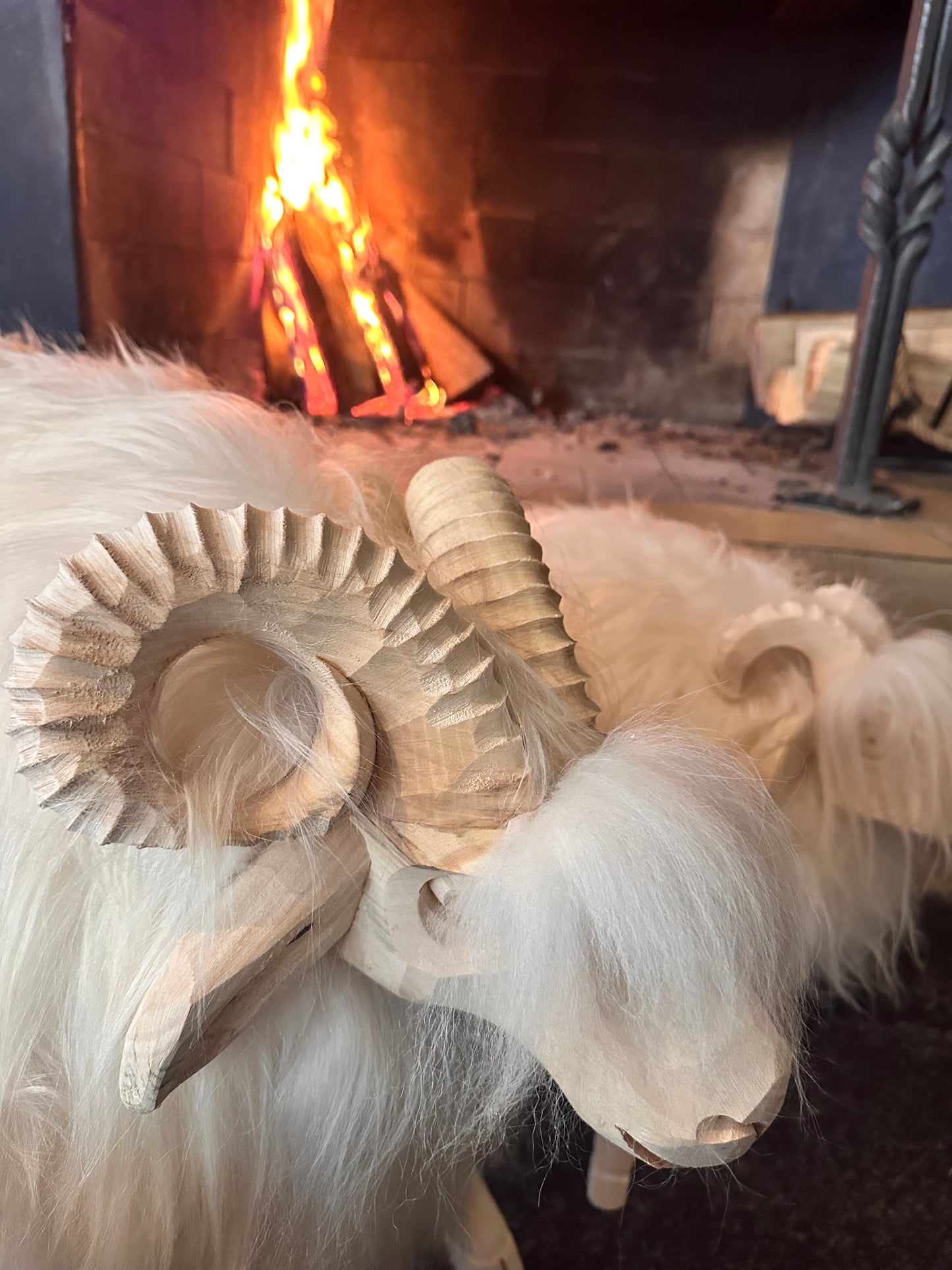 Schafhocker aus Fichtenholz echtes Islandschaffell Dekoration Chalet Hüttendeko Kinderhocker handgefertigt 3er SET