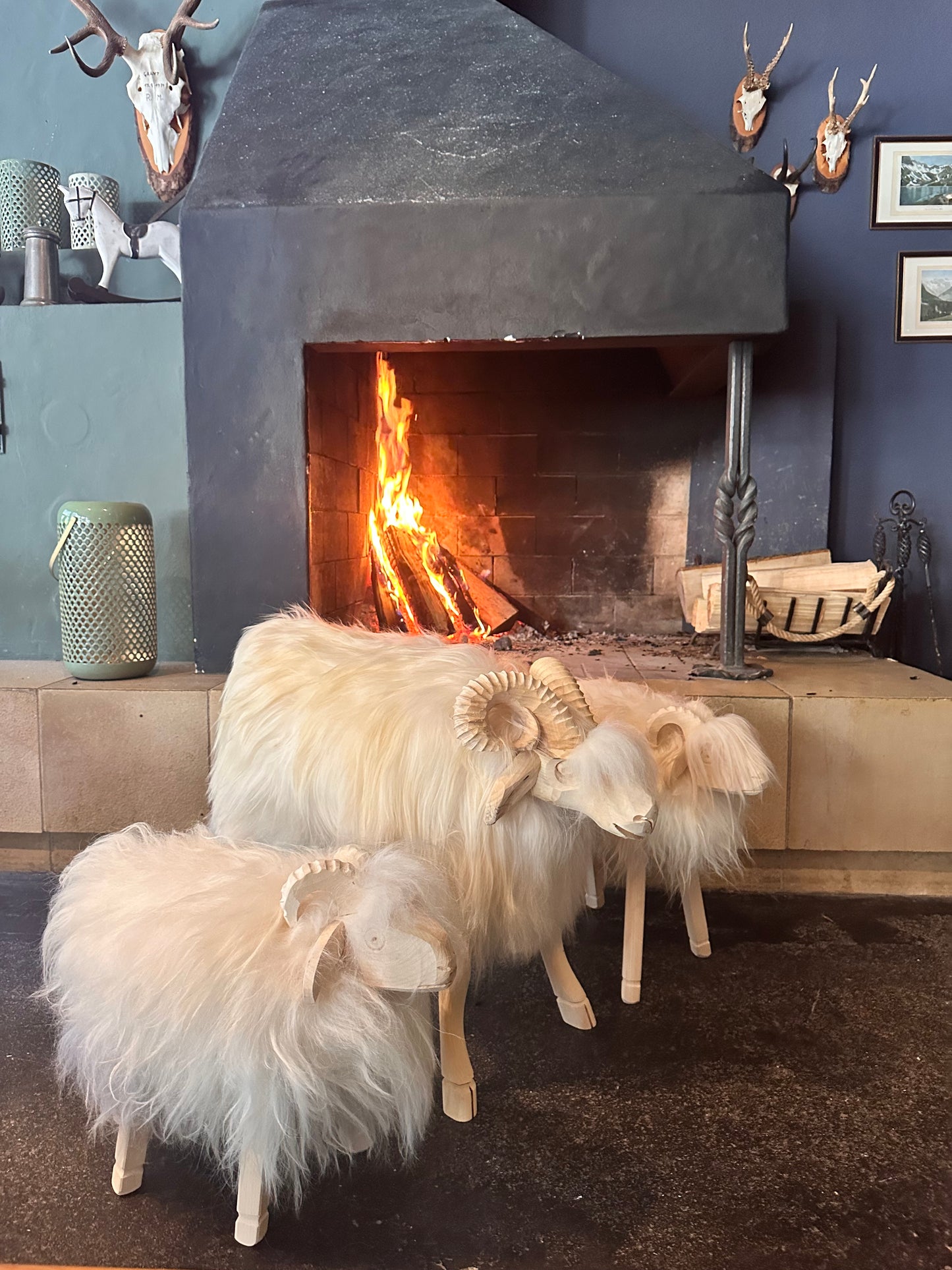Schafhocker aus Fichtenholz echtes Islandschaffell Dekoration Chalet Hüttendeko Kinderhocker handgefertigt 3er SET