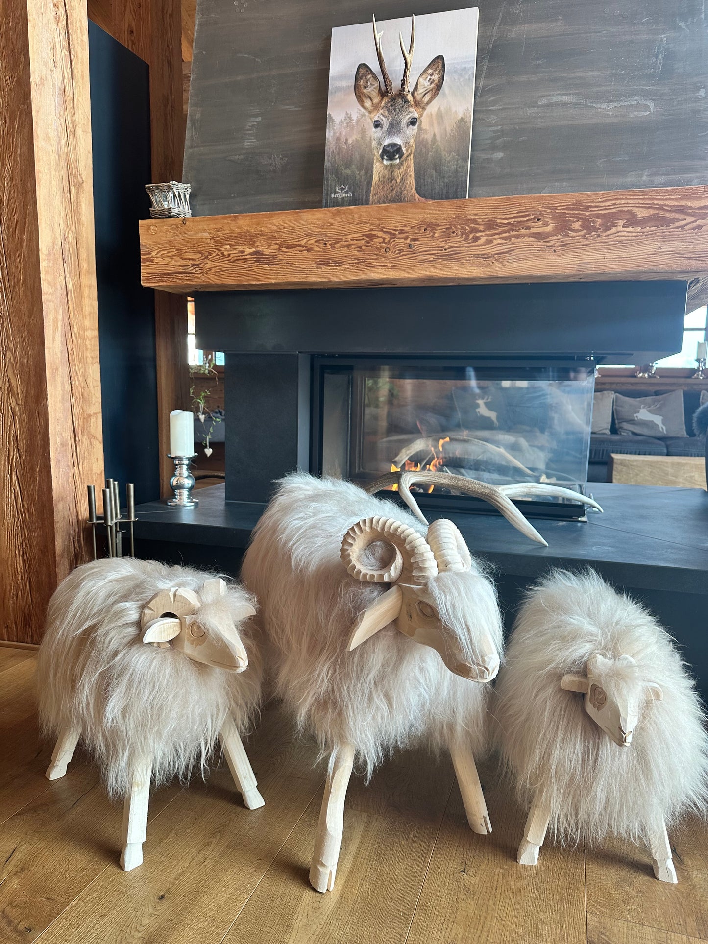Schafhocker aus Fichtenholz echtes Islandschaffell Dekoration Chalet Hüttendeko Kinderhocker handgefertigt 3er SET