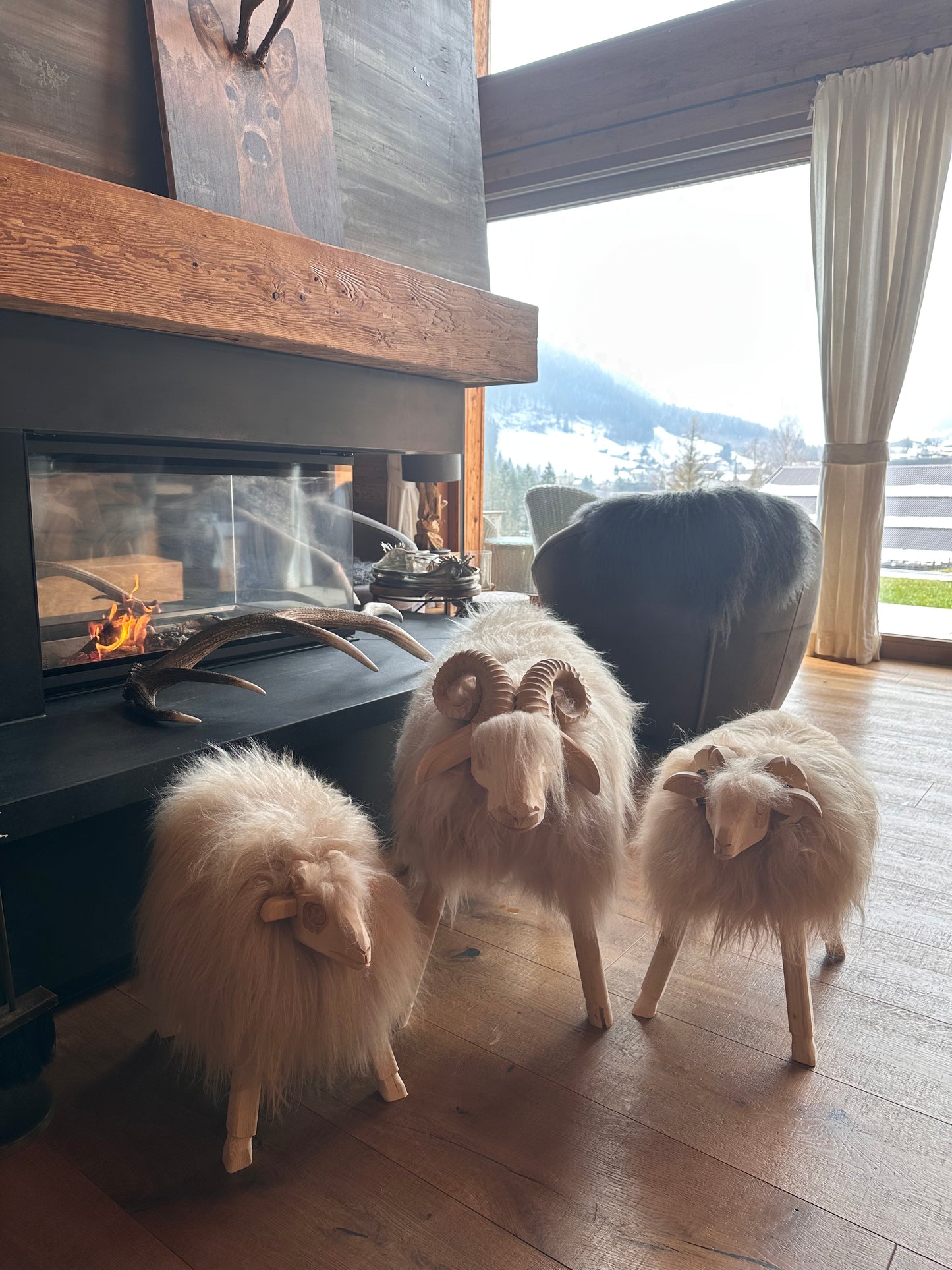 Schafhocker aus Fichtenholz echtes Islandschaffell Dekoration Chalet Hüttendeko Kinderhocker handgefertigt 3er SET