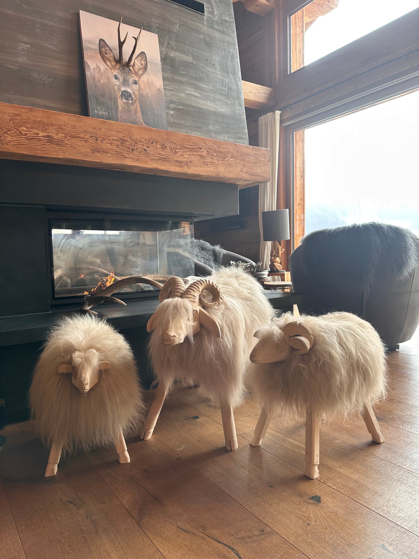 Schafhocker aus Fichtenholz echtes Islandschaffell Dekoration Chalet Hüttendeko Kinderhocker handgefertigt 3er SET