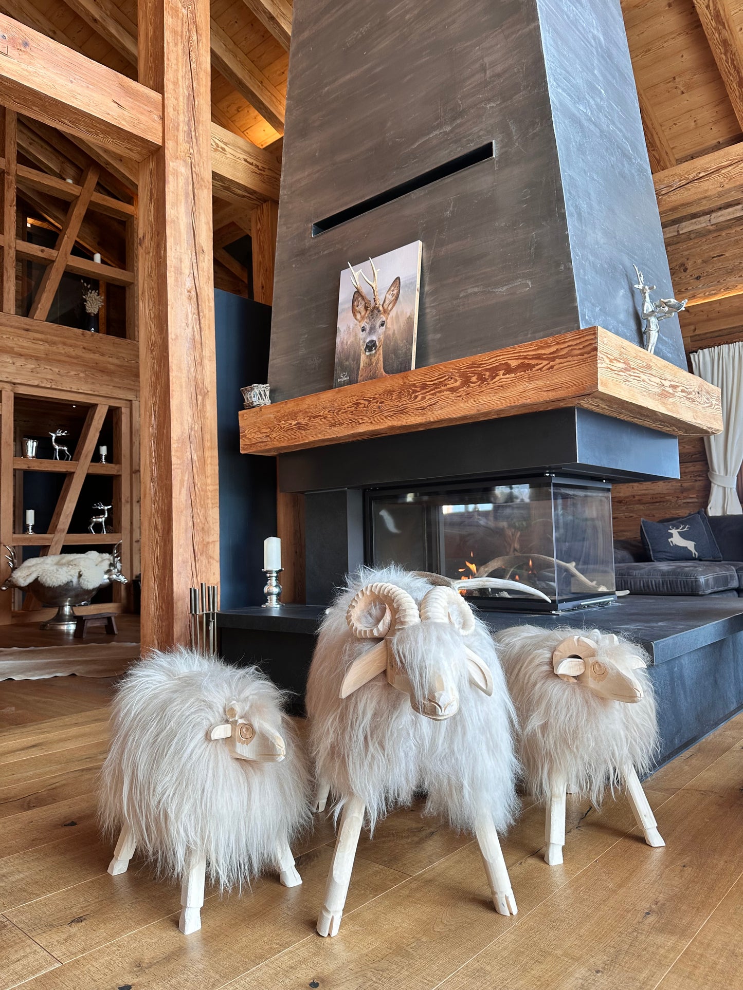 Schafhocker aus Fichtenholz echtes Islandschaffell Dekoration Chalet Hüttendeko Kinderhocker handgefertigt 3er SET