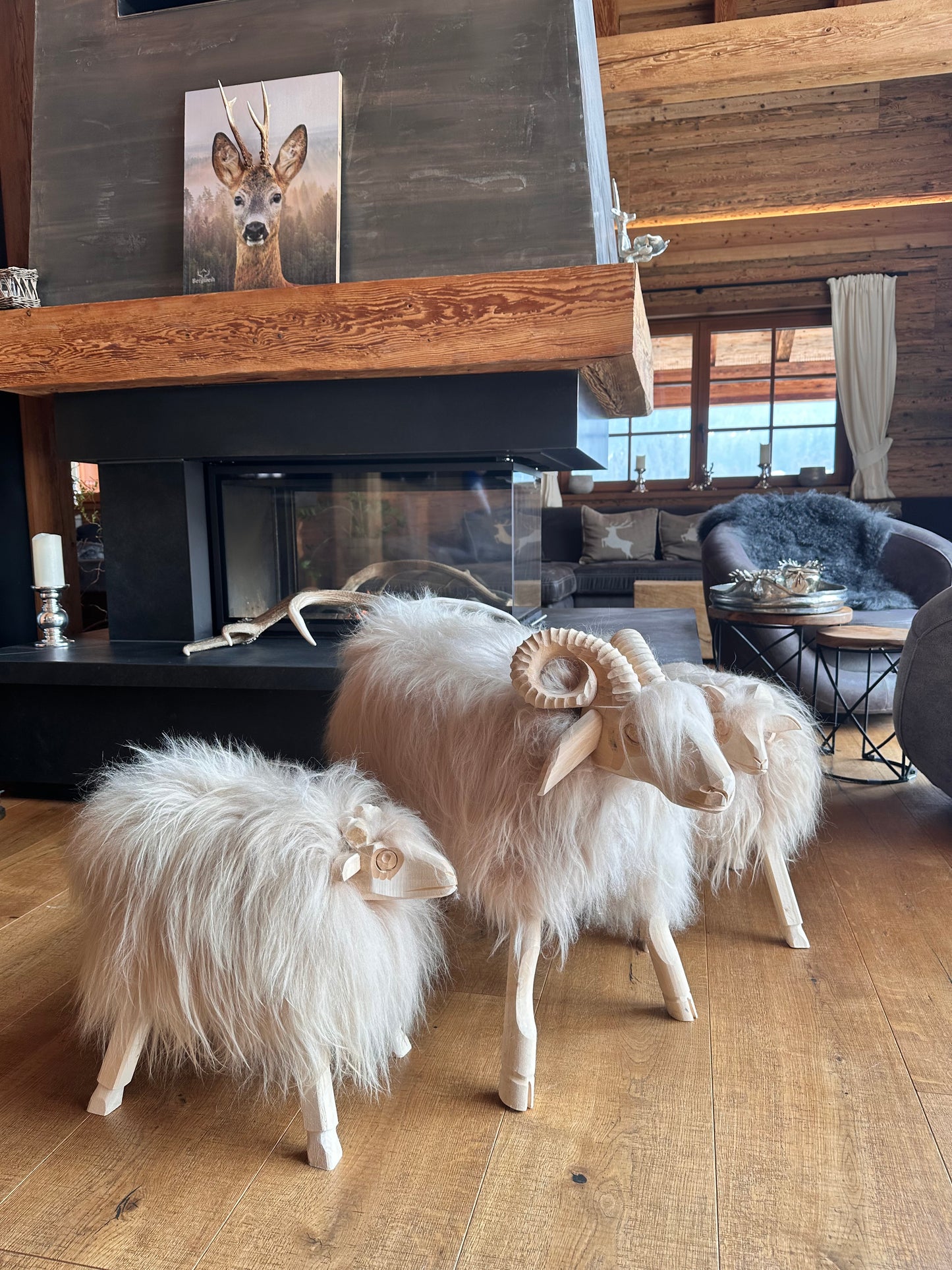 Schafhocker aus Fichtenholz echtes Islandschaffell Dekoration Chalet Hüttendeko Kinderhocker handgefertigt 3er SET