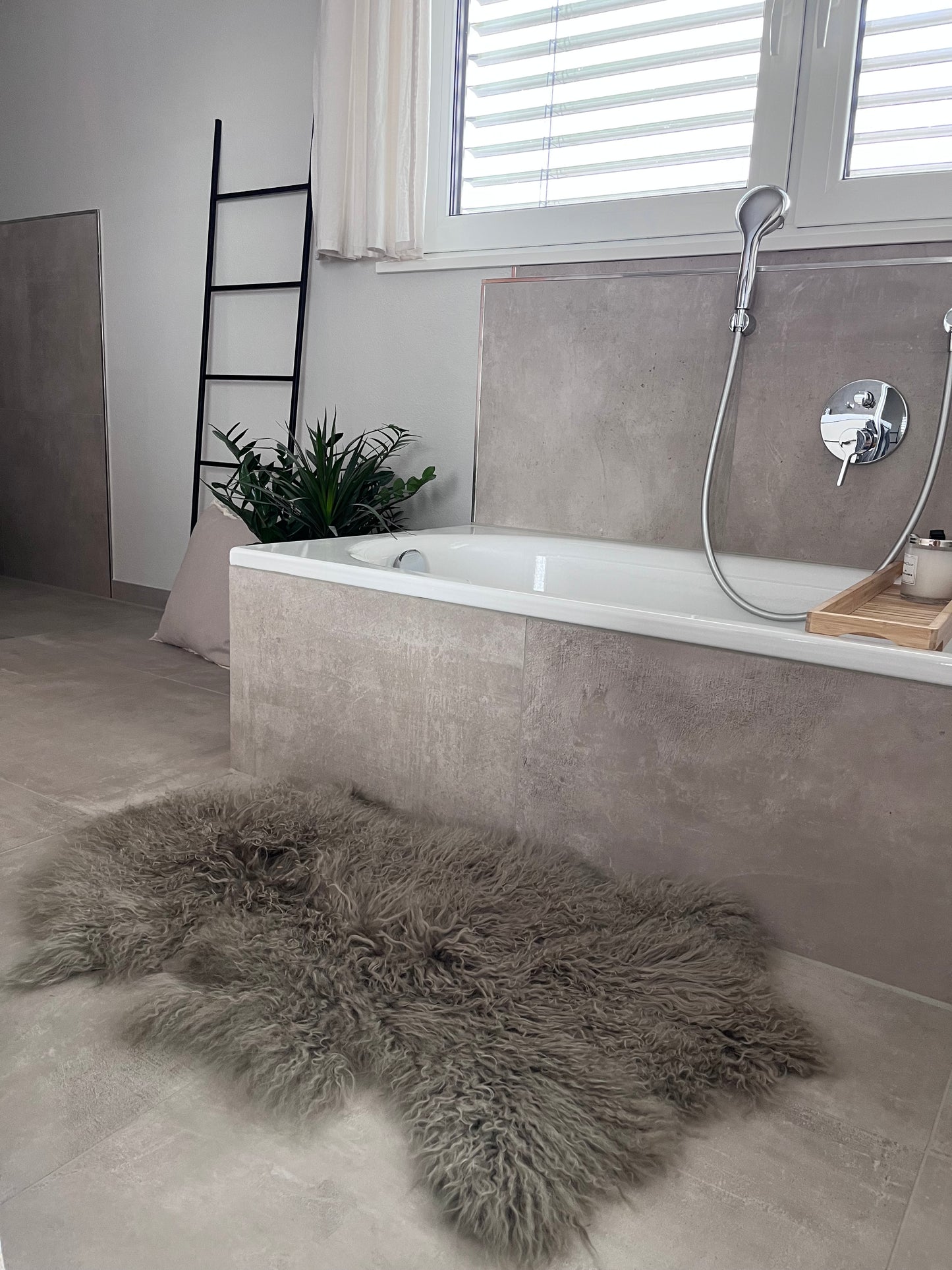 Tibet Lammfell in taupe/hellbraun