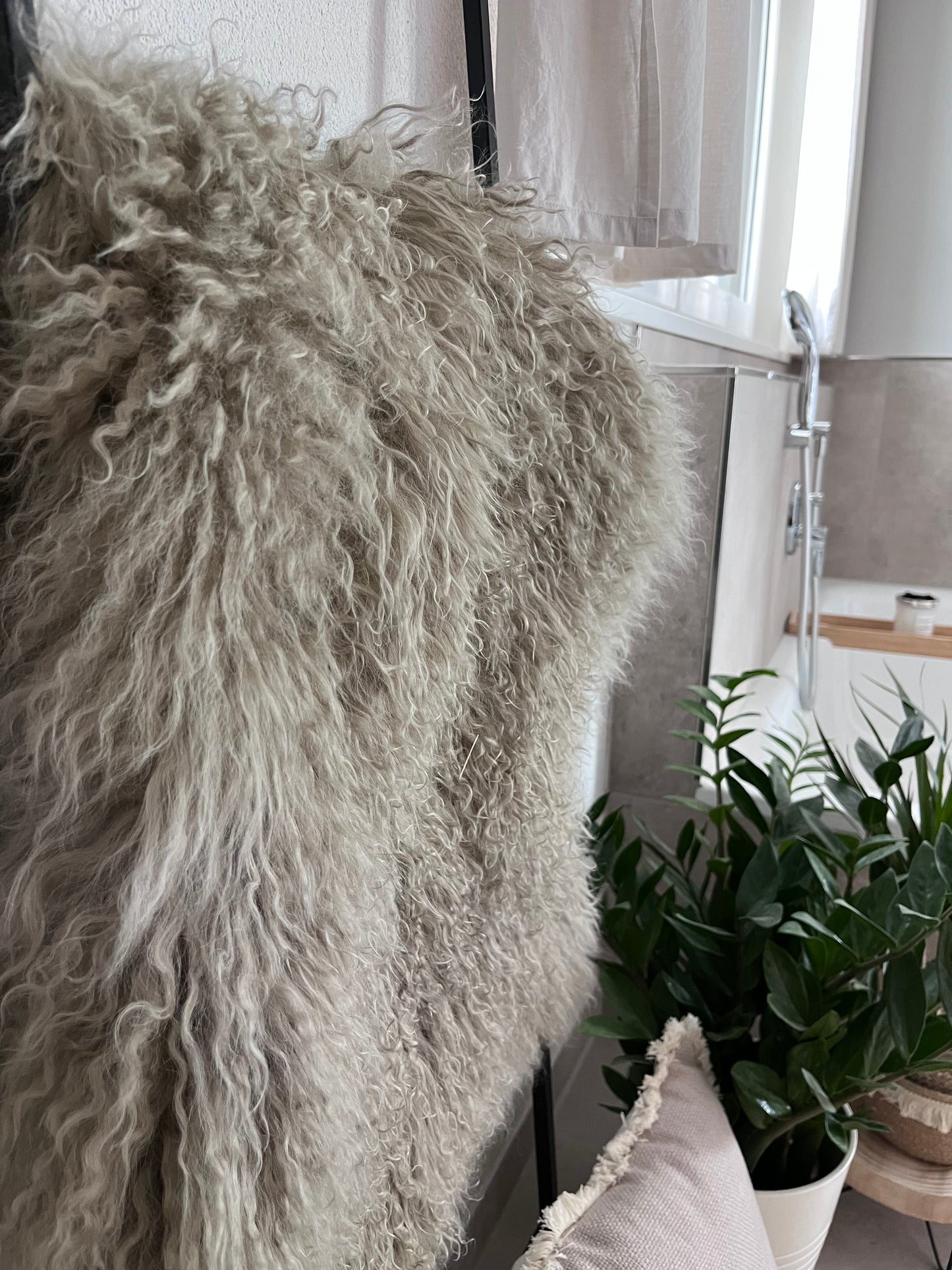 Tibet Lammfell in taupe/hellbraun